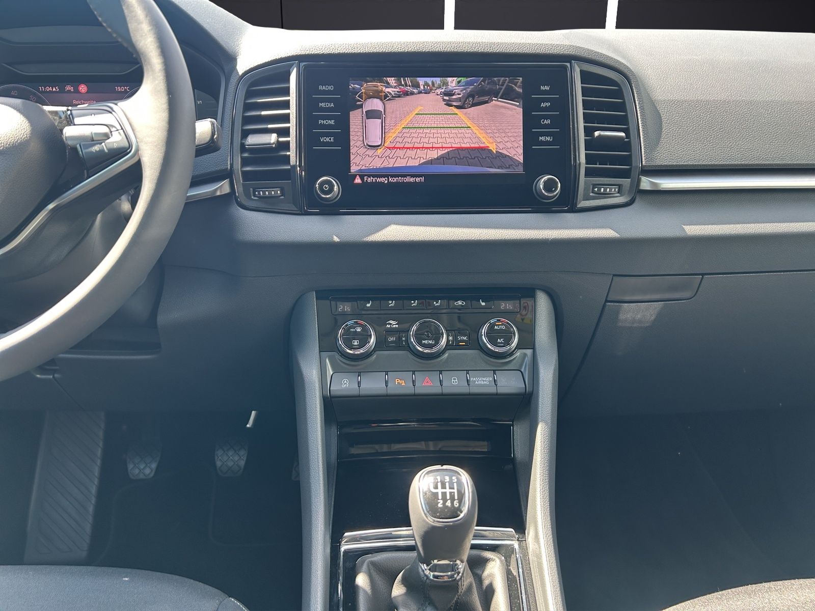 Fahrzeugabbildung SKODA Karoq 1.5 TSI Balance 3J ASG ACC MATRIX AHK RFK