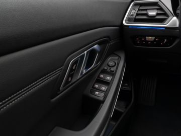 Fahrzeugabbildung BMW 320d Luxury Line Kamera HUD DAB HiFi Komfort LED