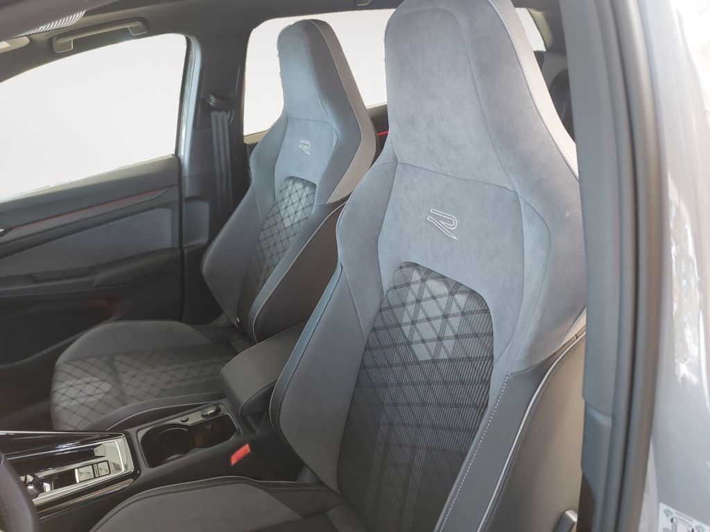 Fahrzeugabbildung Volkswagen Golf Variant 1.5 eTSI DSG R-Line LED-Matrix