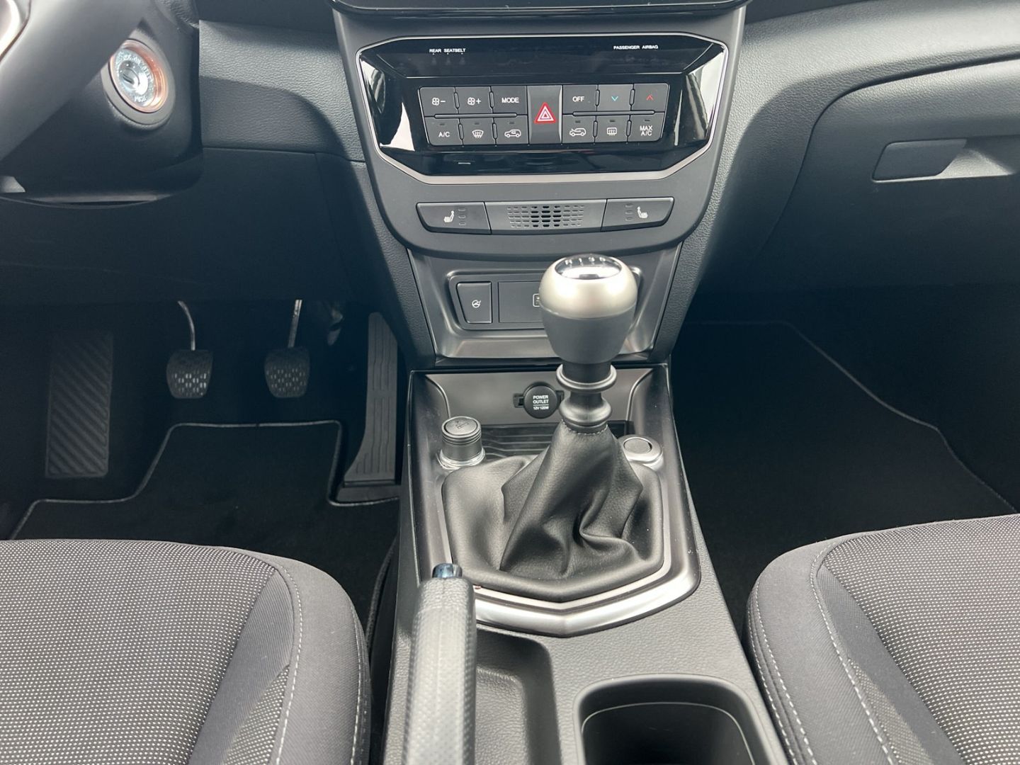 Fahrzeugabbildung KGM Tivoli Nomad MT Navi CarPlay DAB SHZ Spurhalte.