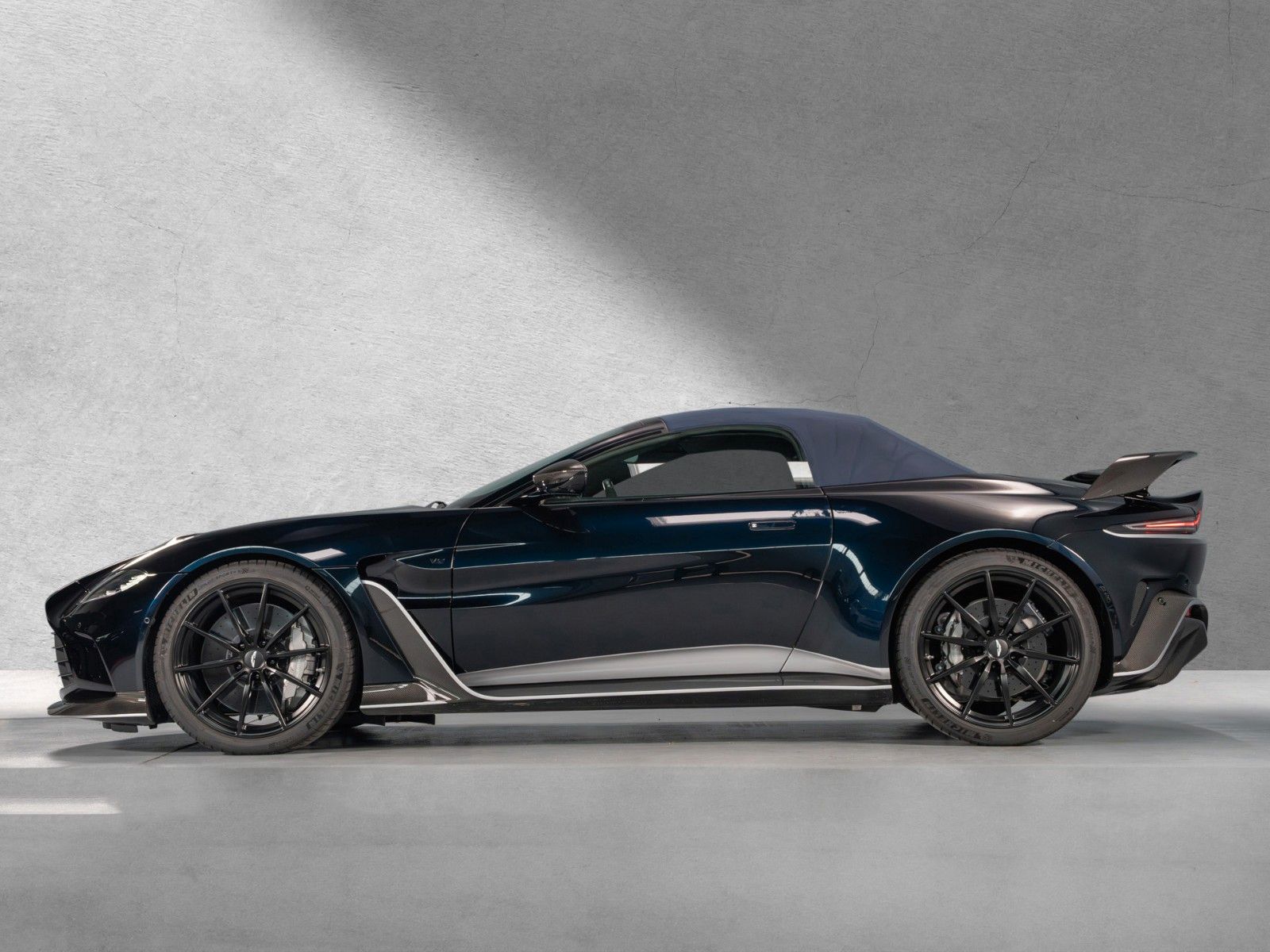 Aston Martin V12 Vantage - Bild 2