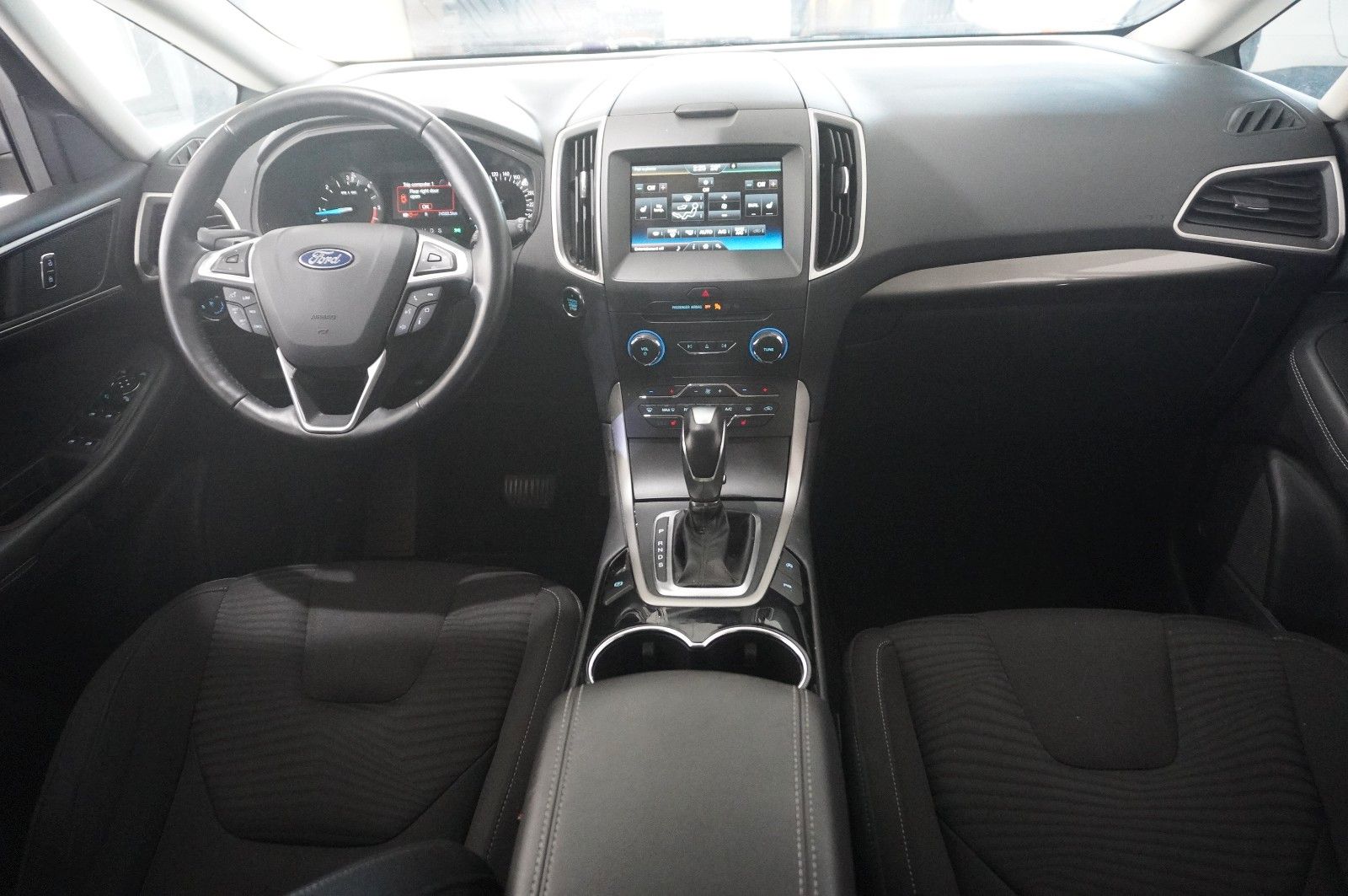 Fahrzeugabbildung Ford S-Max 2.0D BUSINESS 4X4 7-SITZE NAVI/SH/PDC/TEMP