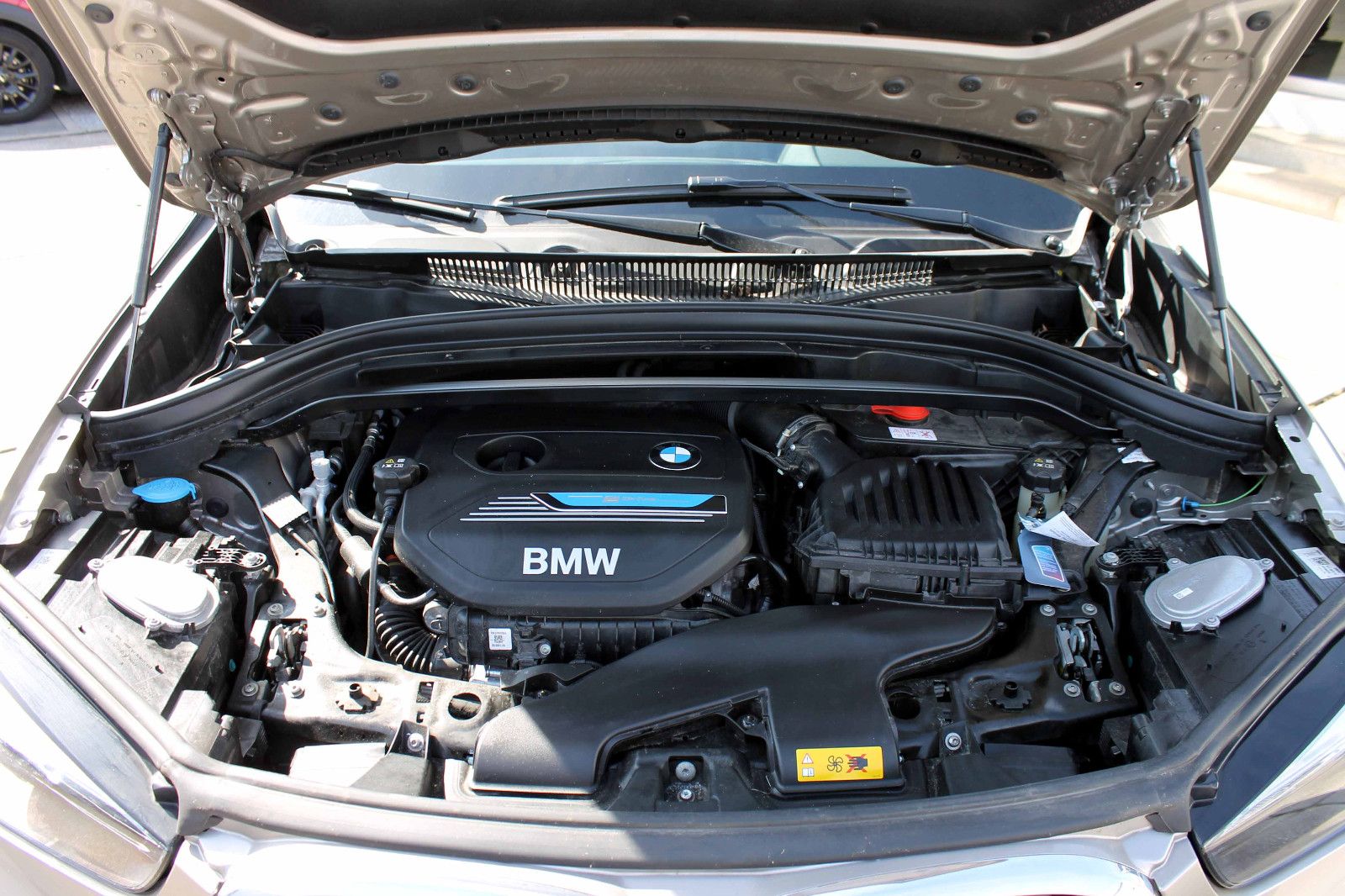 Fahrzeugabbildung BMW X1 xDrive25e Advantage LED KAM ACC SHZ NAV H&K