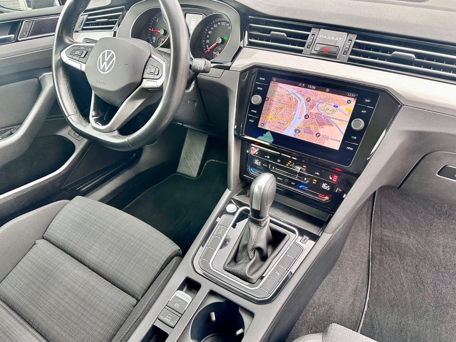 Fahrzeugabbildung Volkswagen PASSAT VARIANT BUSINESS*AUTOM.+NAVI+1.HAND*