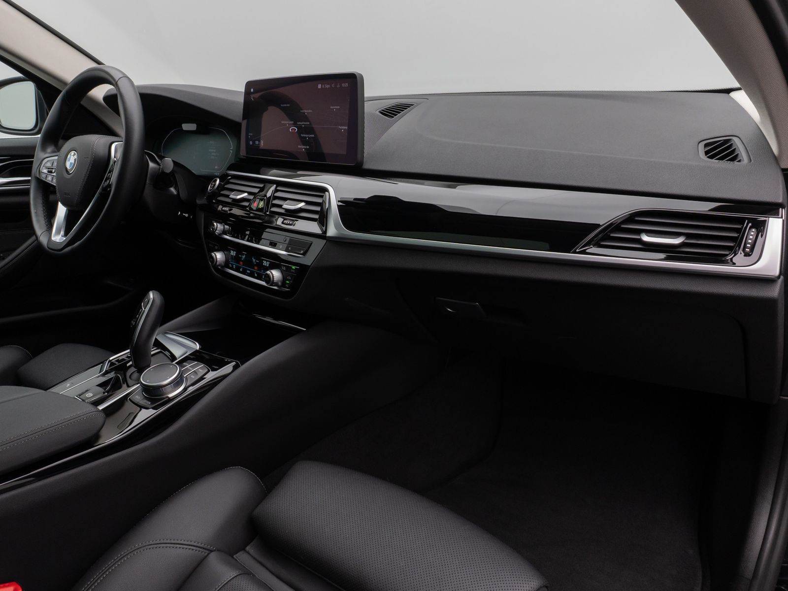 Fahrzeugabbildung BMW 520d Panorama Kamera DAB HiFi ACC Alarm M Sport