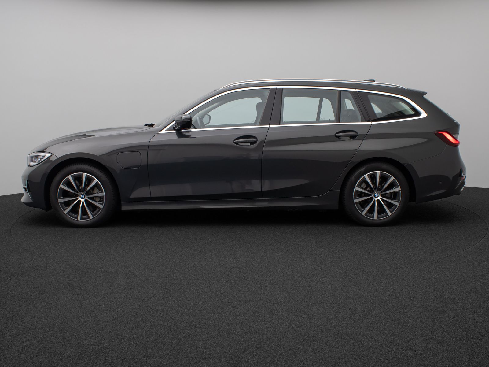 Fahrzeugabbildung BMW 330e Luxury Line Kamera Pano HUD HiFi Individual