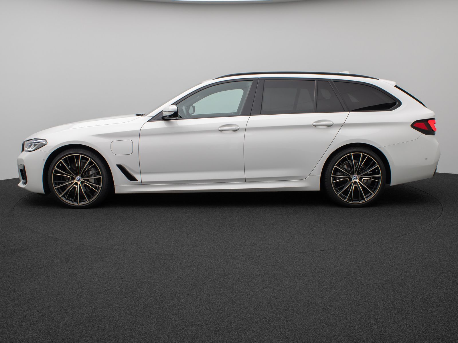 Fahrzeugabbildung BMW 530e M Sport Panorama 360°Laser HUD Komfort 20"