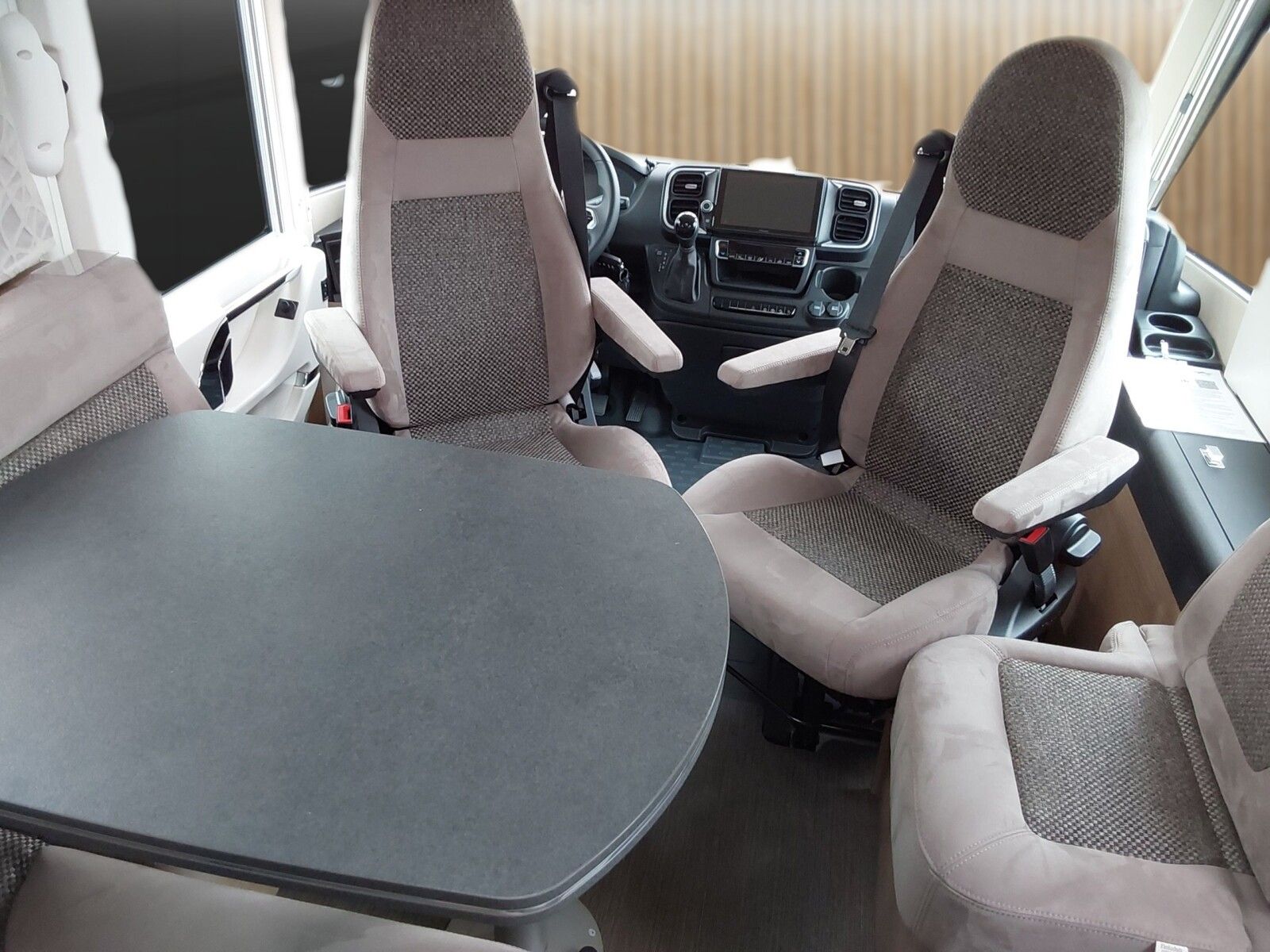 Fahrzeugabbildung Carthago c-compactline I 143 LE Fiat, TV, Navi, Rückfahrk