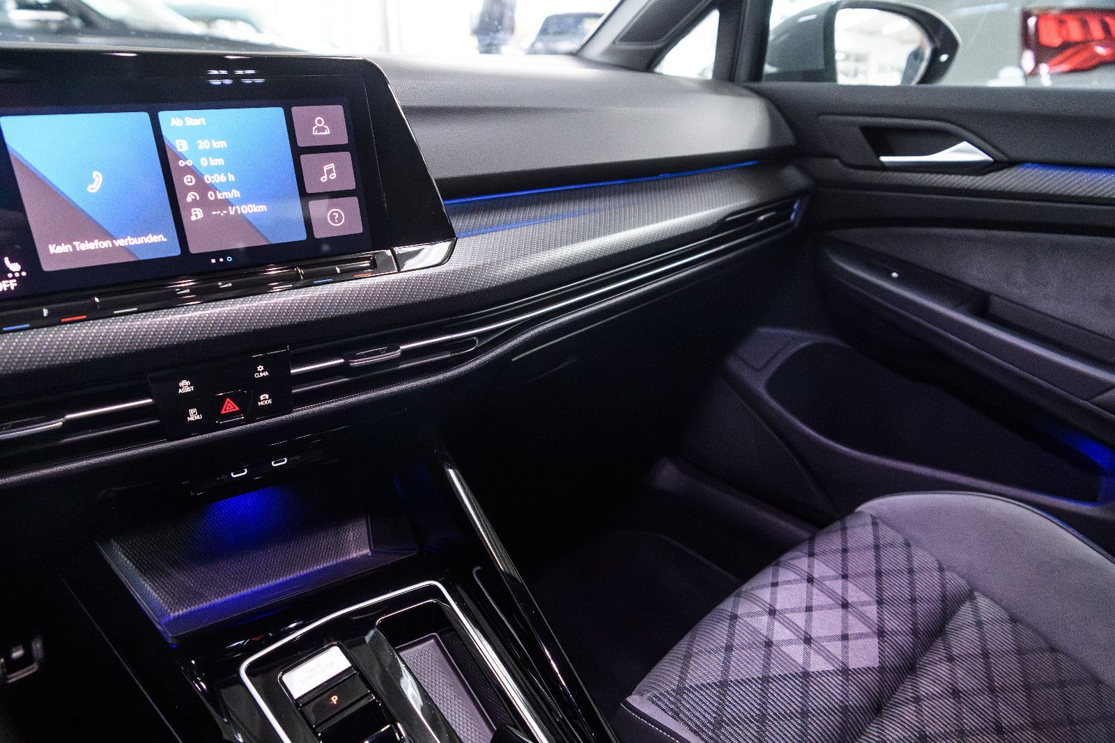 Fahrzeugabbildung Volkswagen Golf VIII R-Line 1.5 eTSI LED+KAMERA+APP+SHZ