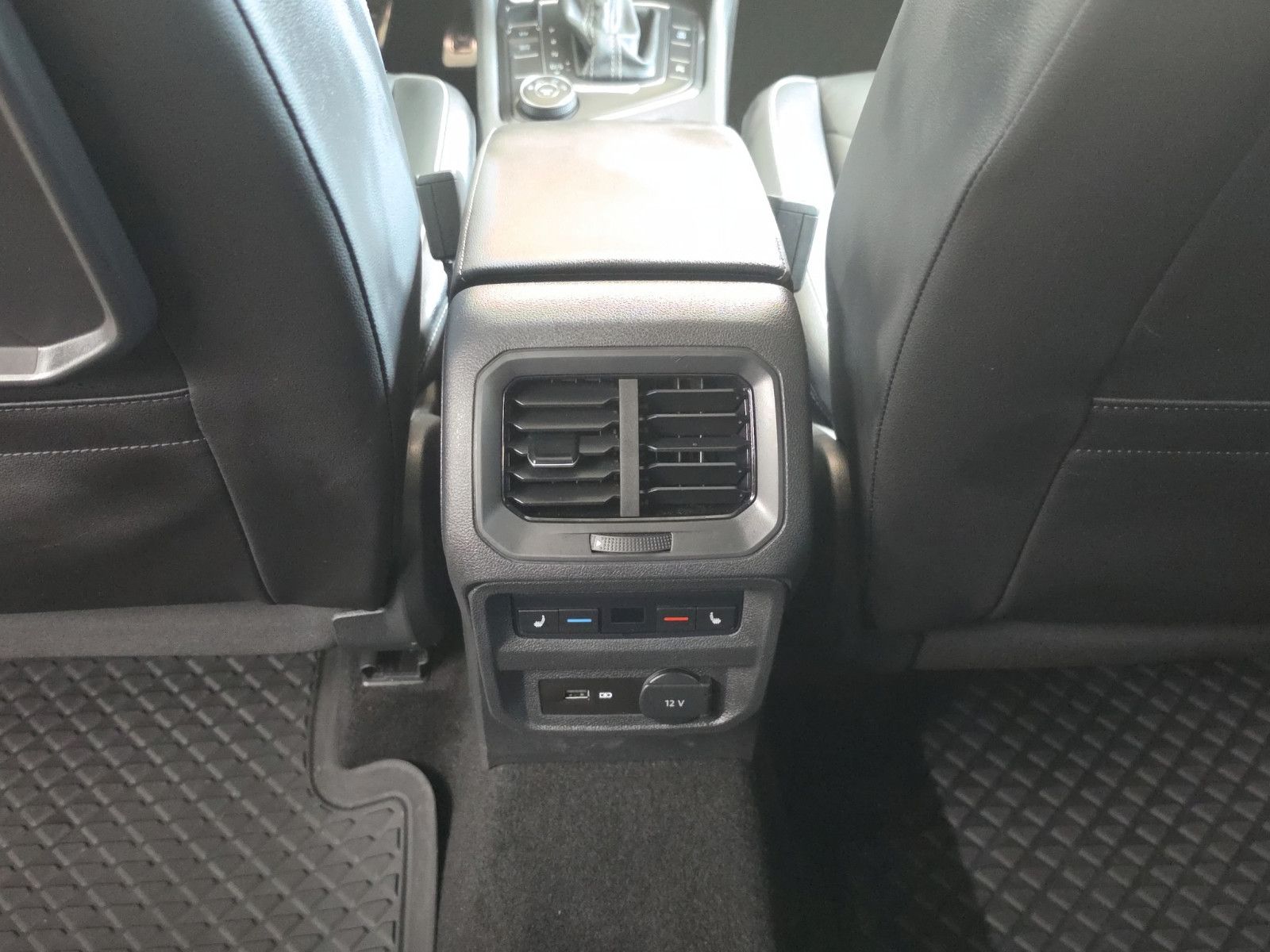 Fahrzeugabbildung Volkswagen Tiguan  R-LINE HiGHLiNE  4MOTION PANORAMA DACH