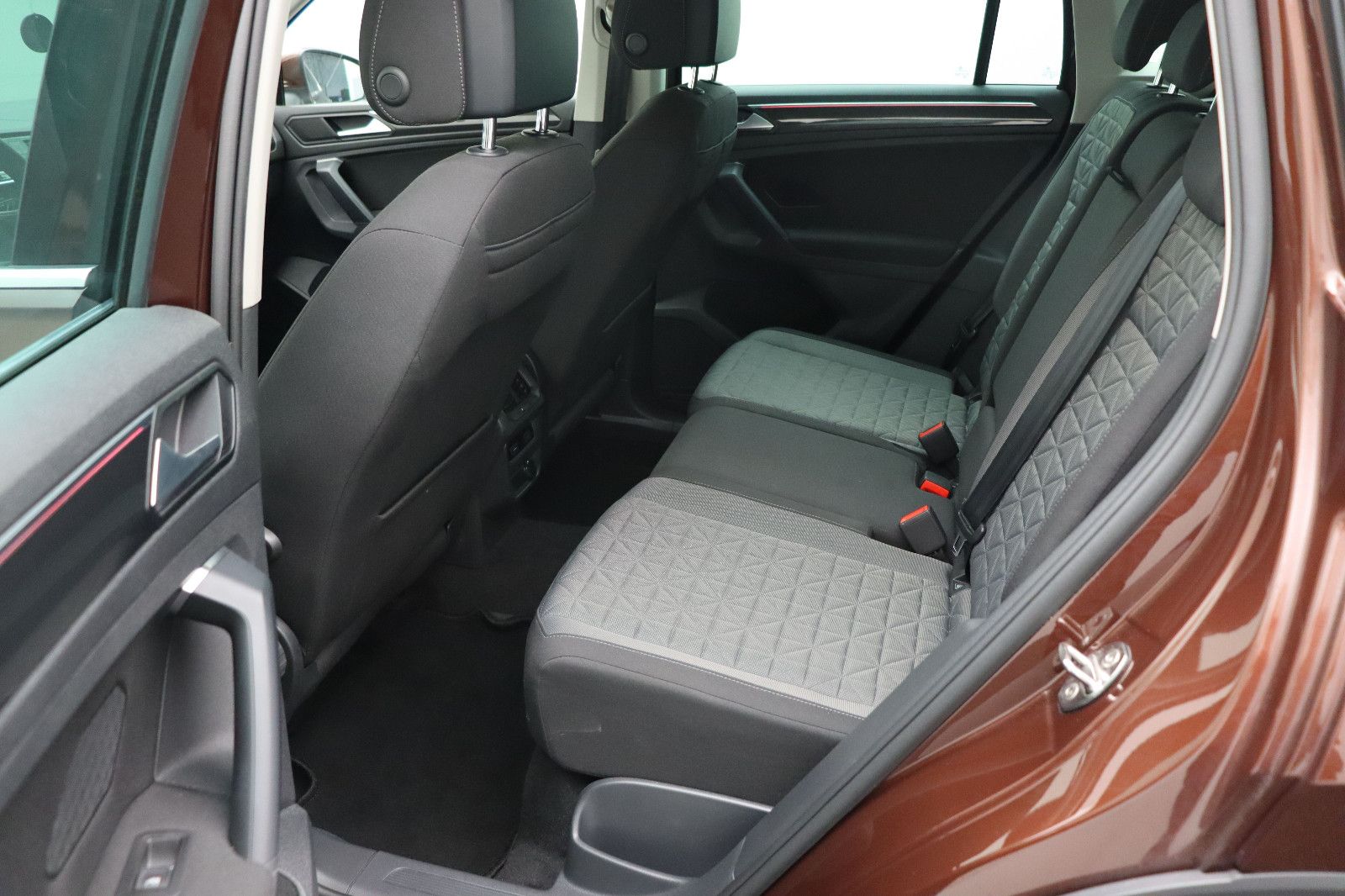 Fahrzeugabbildung Volkswagen Tiguan 1.5 DSG Life ACC LED Apple CarPlay