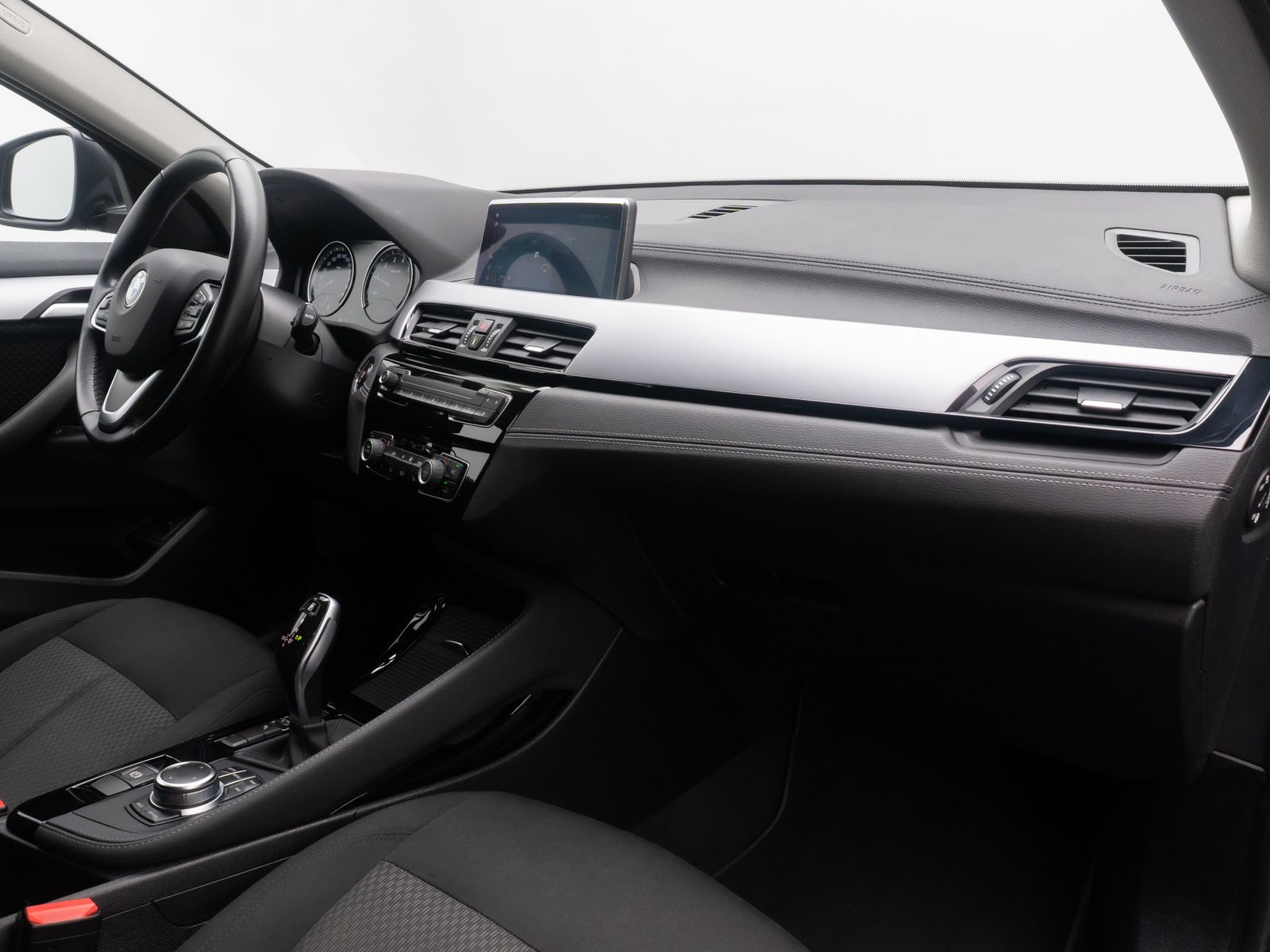 Fahrzeugabbildung BMW X2 sD18i GeschwindigReg ParkAss DAB Navi Lordos