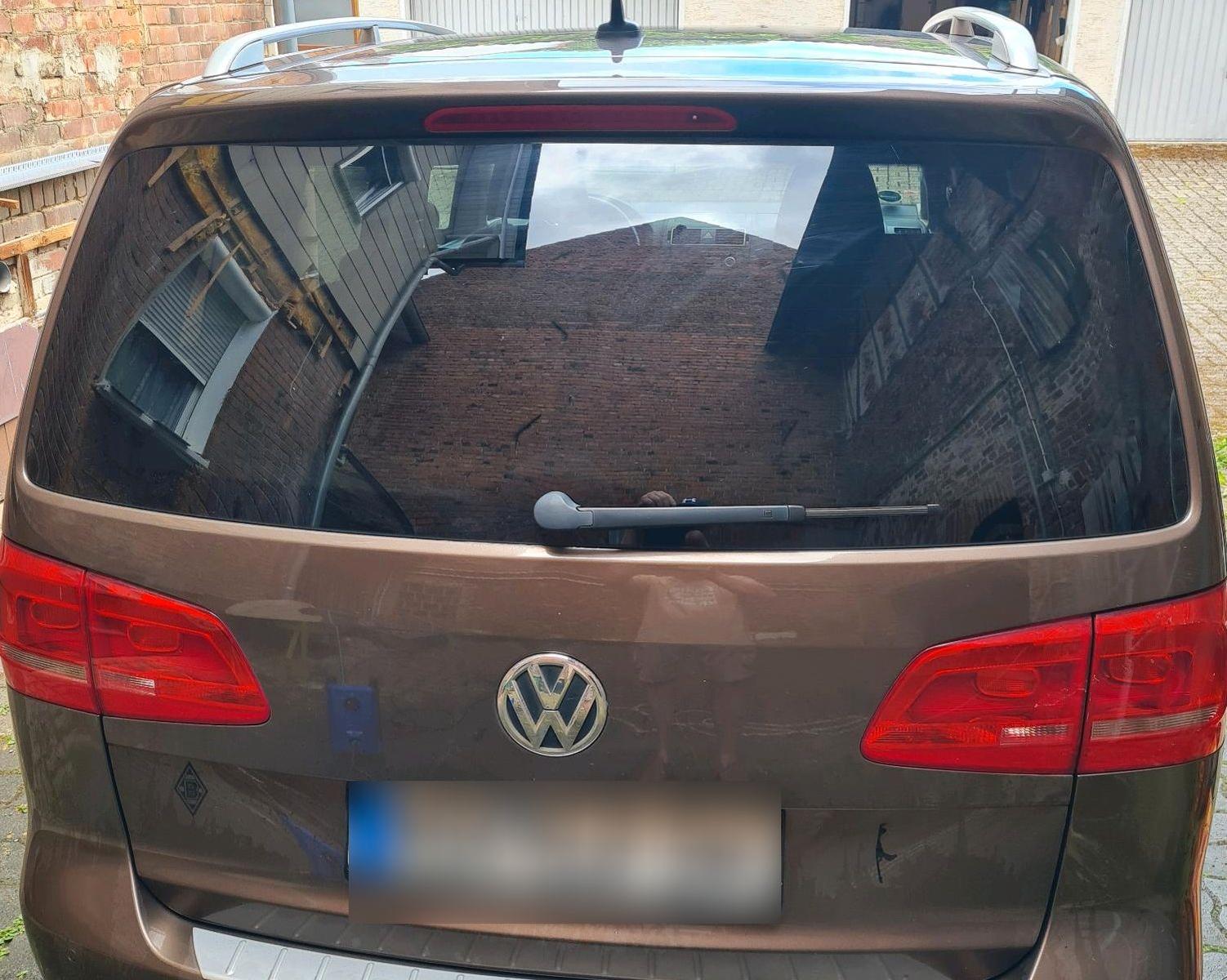 Volkswagen Touran 2011 — engine 140 HP (103kW)