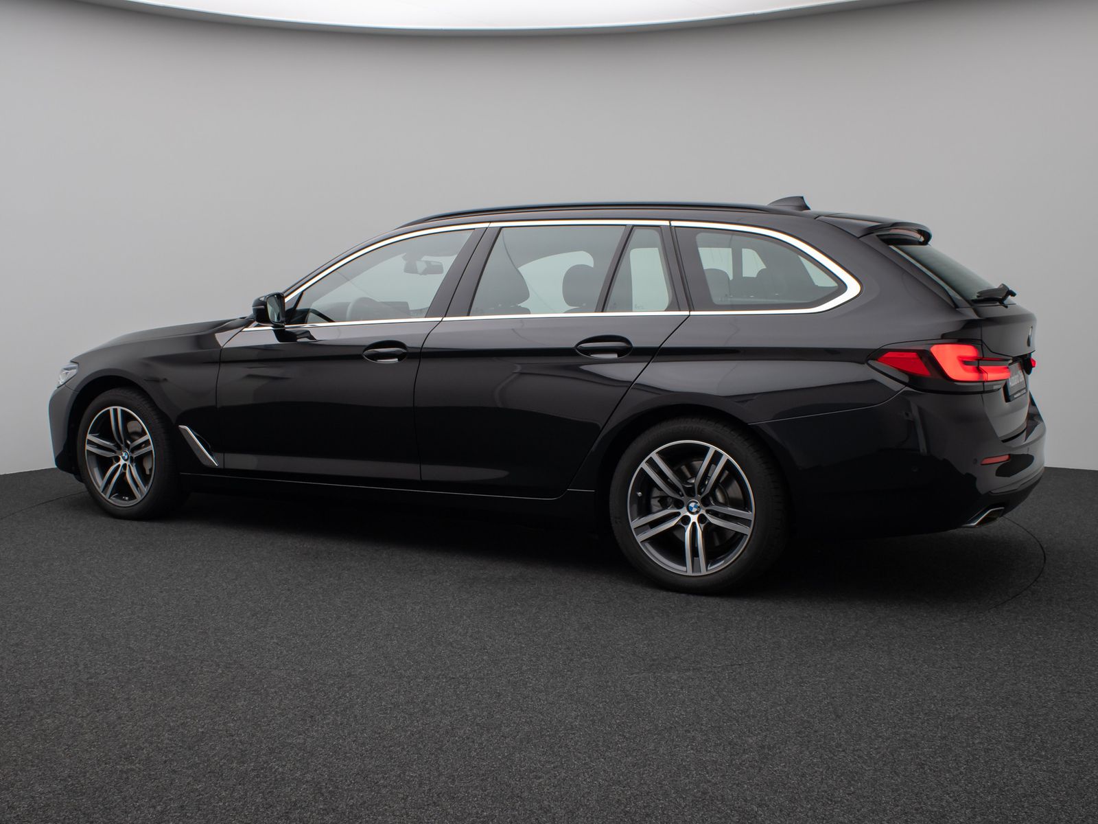Fahrzeugabbildung BMW 530i xD Panorama Kamera Laser HUD HiFi Komfort