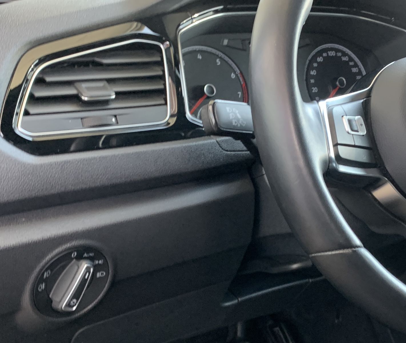 Fahrzeugabbildung Volkswagen T-Roc 1.5 TSI*Sport*LED*ACC*Spur*Navi*SHZ*