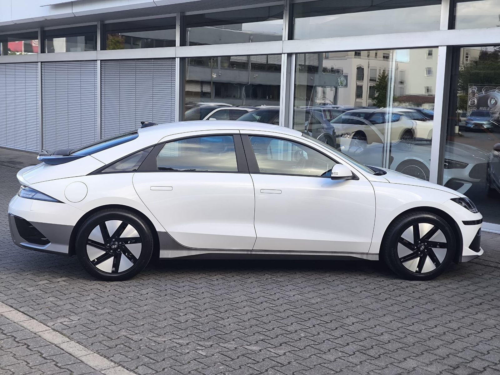 Fahrzeugabbildung Hyundai Ioniq 6 2WD NAVI+LED+SHZ+KAMERA+DAB+PDC+ACC+18"+