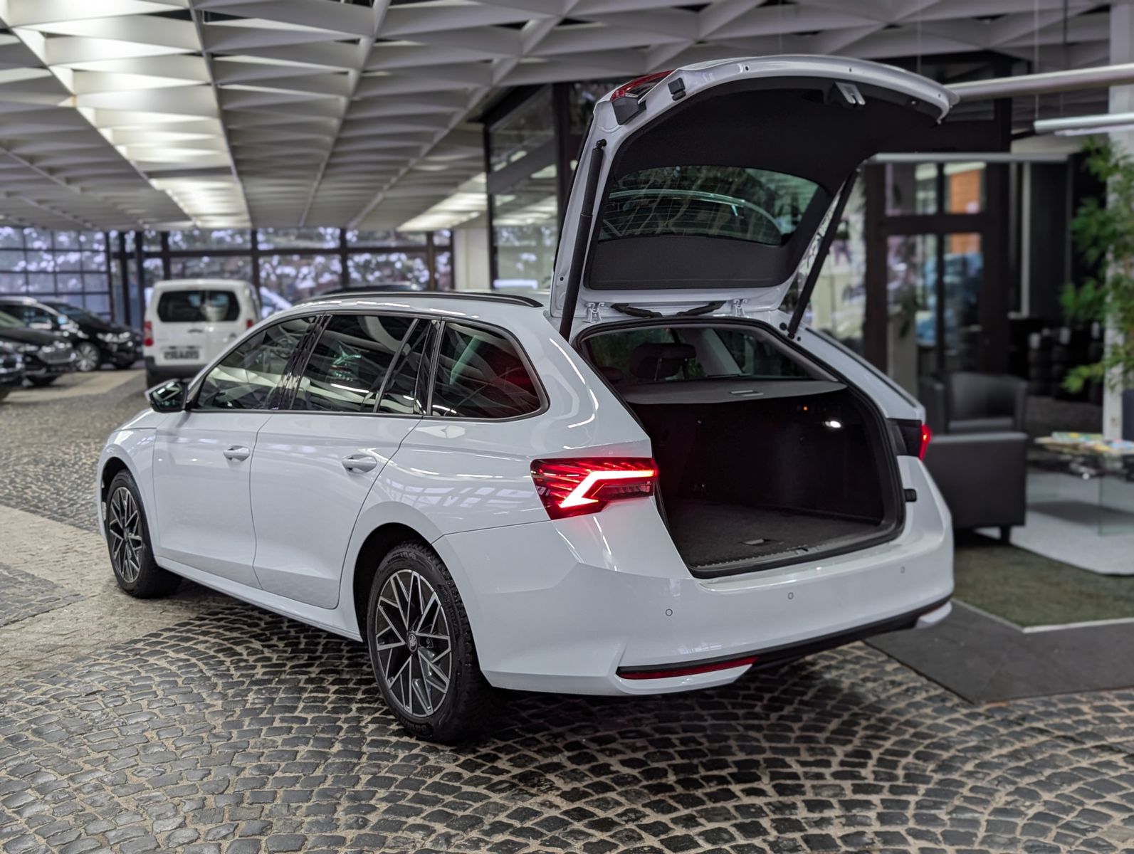 Fahrzeugabbildung SKODA Octavia 1.5 TSI mHEV Style ACC AHK 5J.-Garantie