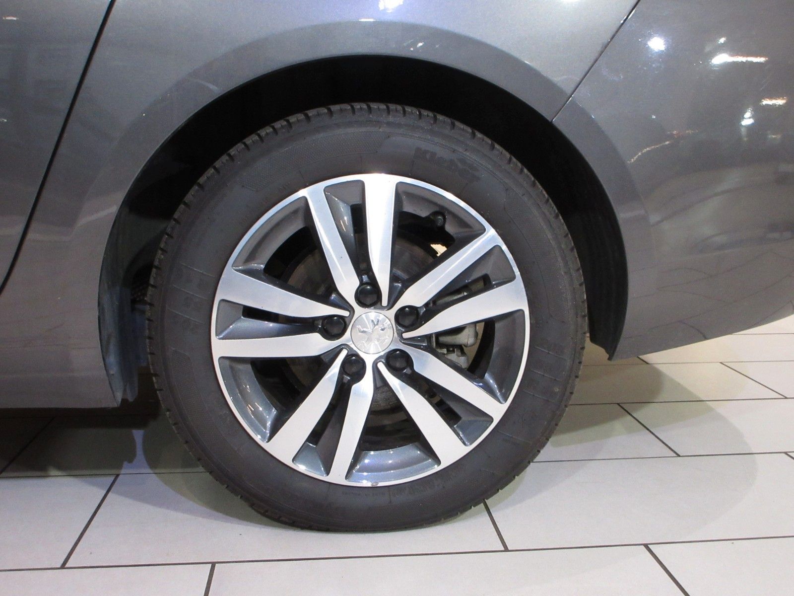 Fahrzeugabbildung Peugeot 308 SW Allure 1.2T LED/NAVI/PDC/R´CAM/BLIS