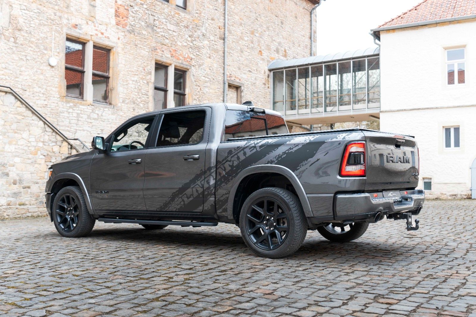 Fahrzeugabbildung Dodge RAM 5,7L Laramie CC 4X4 360° LED CARPLAY LPG AHK