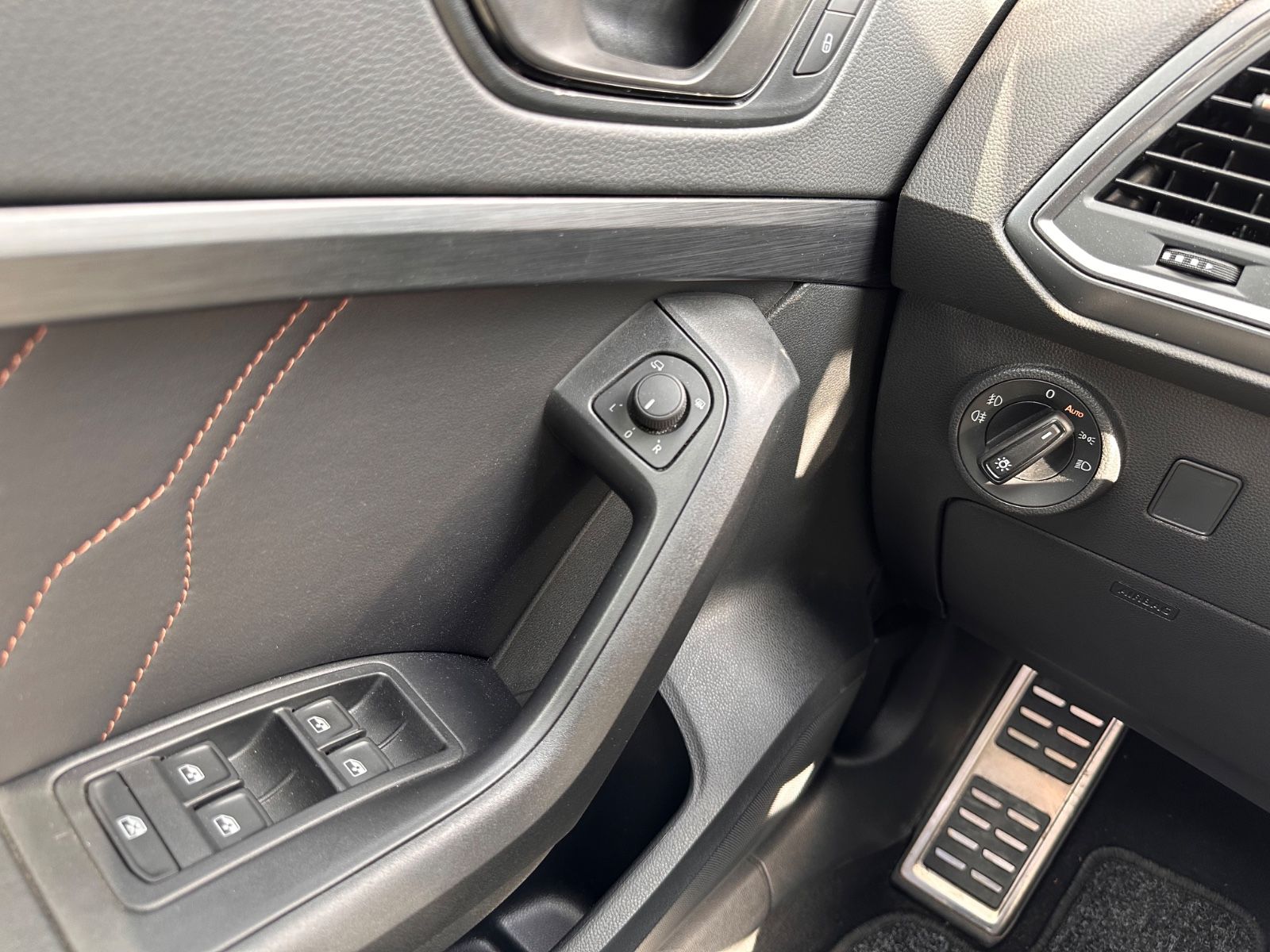 Fahrzeugabbildung CUPRA Ateca 1.5 TSI DSG Pano/ACC/Navi/LED/SHZG/Travel