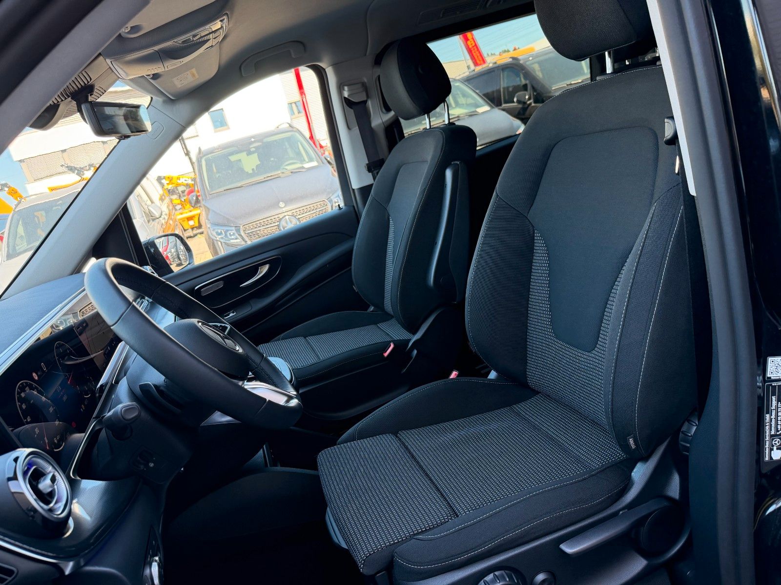 Fahrzeugabbildung Mercedes-Benz V 220 d STYLE AHK2,5to MULTIBEAM 360 DISTRONIC