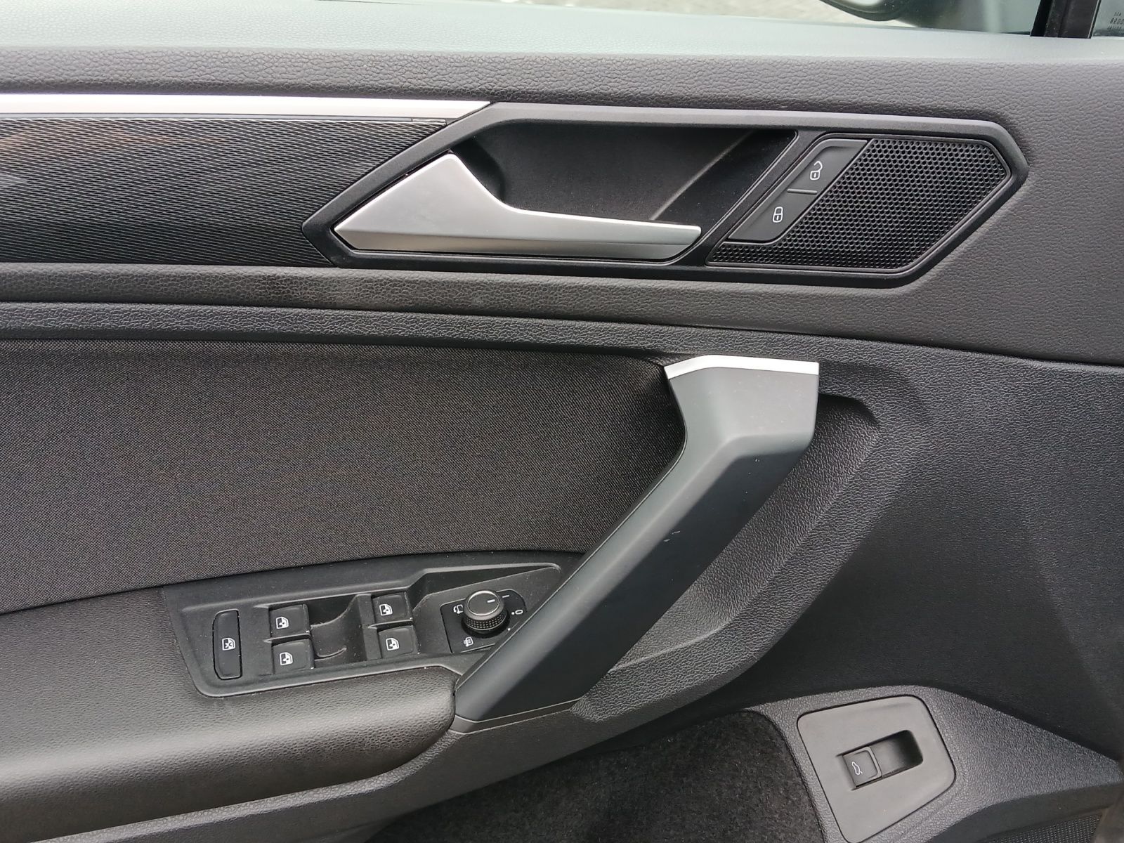 Fahrzeugabbildung Volkswagen Tiguan TDI Highline DSG 4M R-Line LED AHK Navi A