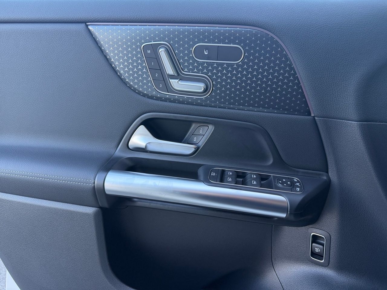 Fahrzeugabbildung Mercedes-Benz EQA 250+ BONUS+PROGR.+MEMORY+VERKZ.ASS+LHZG+CARP