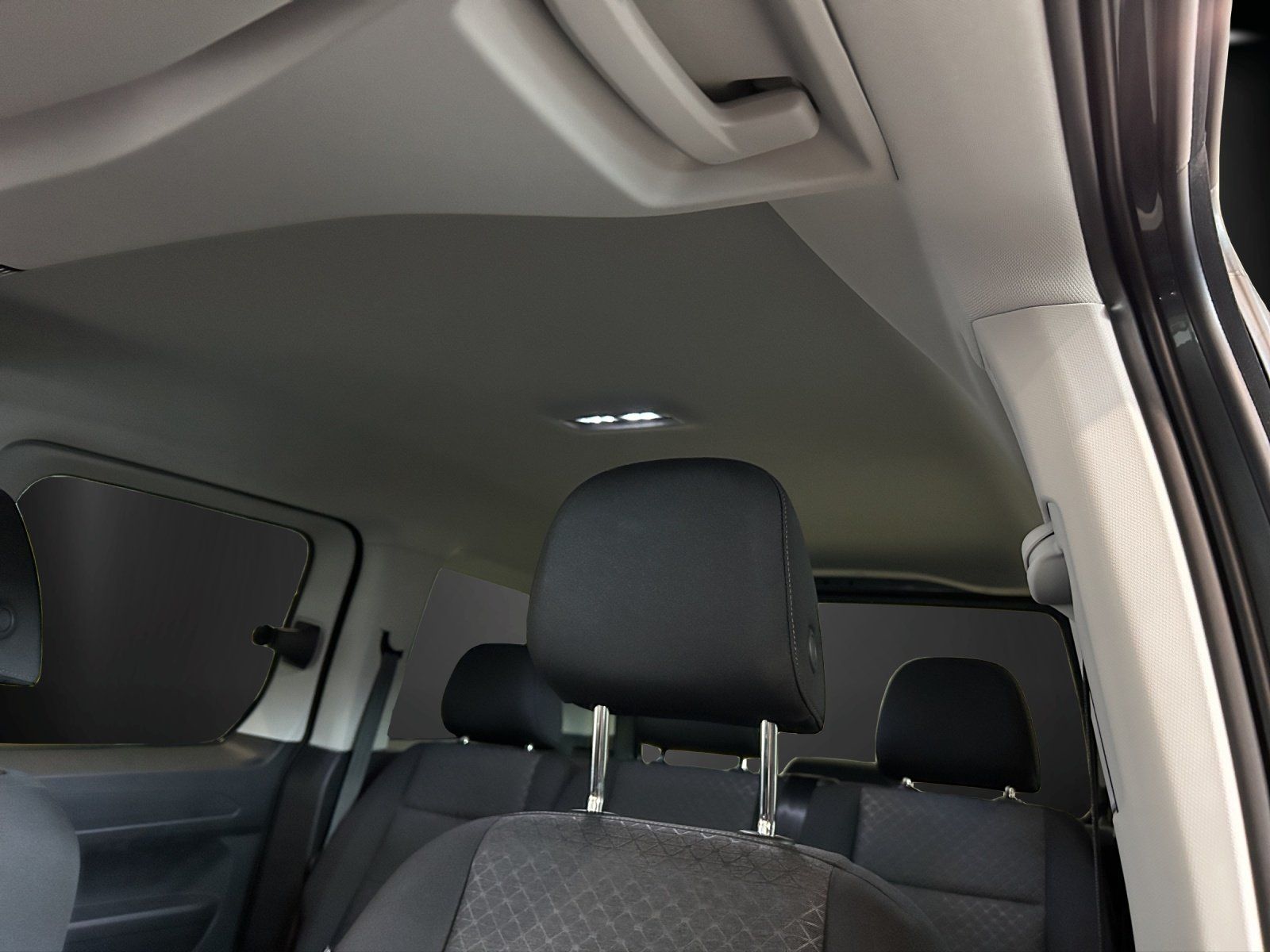 Fahrzeugabbildung Ford Tourneo Connect Benzin Automatik AHK Kamera PDC