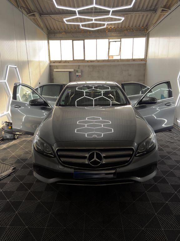 Image of Mercedes-Benz E 220