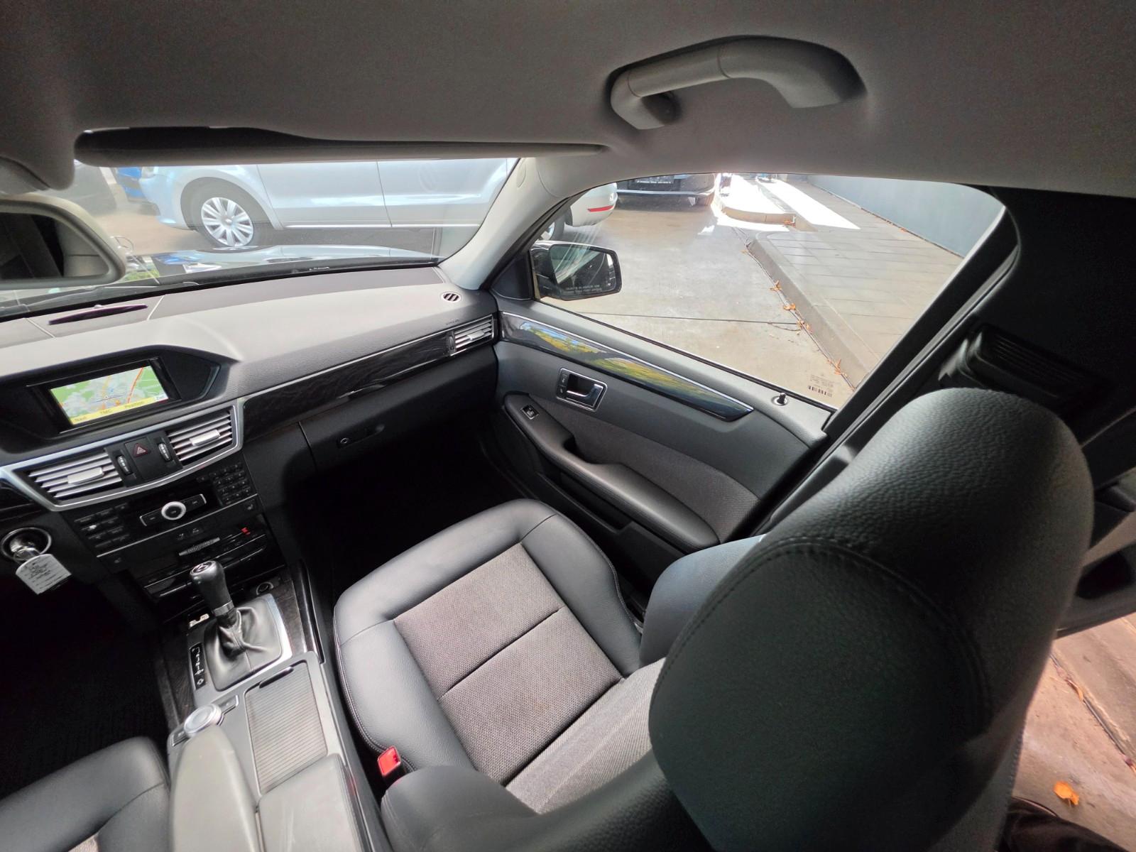 Mercedes-Benz E200 2011 — photo 29
