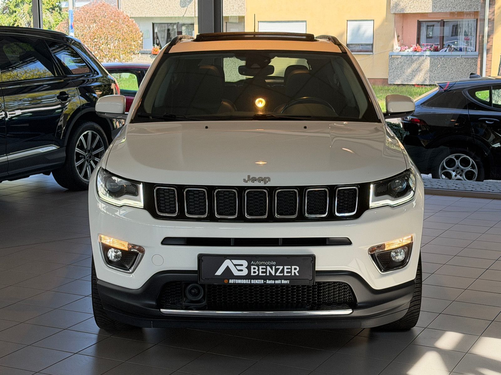 Fahrzeugabbildung Jeep Compass Limited 4WD /PANO/SHZ/L-HEIZ/PDC