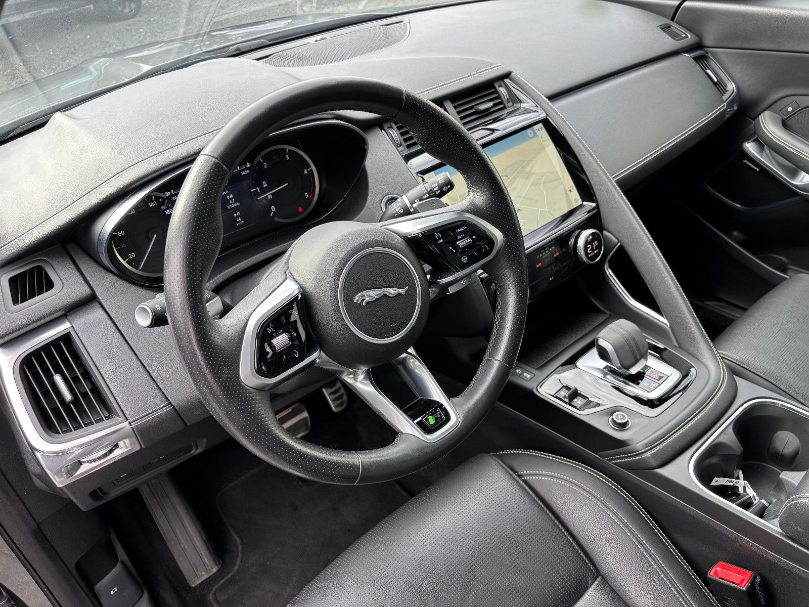 Fahrzeugabbildung Jaguar E-PACE R-Dynamic/AWD/PANORAMA/KAMERA/MERIDIAN