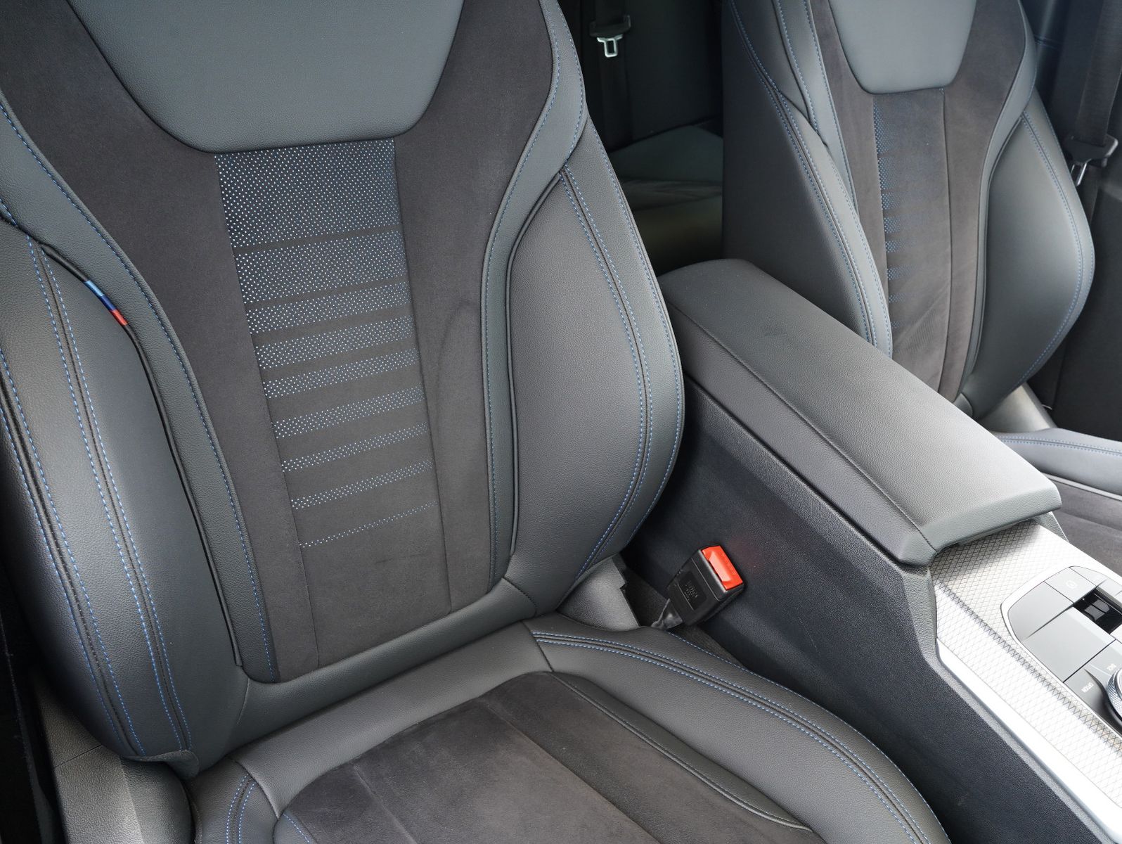 Fahrzeugabbildung BMW 320 d xDrive Touring  M Sport STANDHZG/AHK/19"