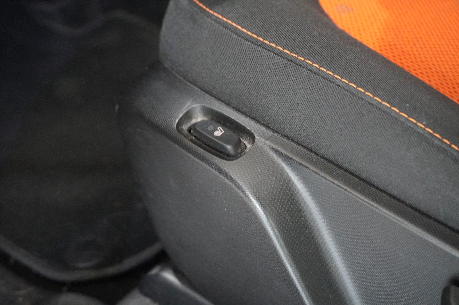 Fahrzeugabbildung Smart ForTwo 1.0 COUPE LED/KLIMA/SHZ/PANO./SPORT/USB