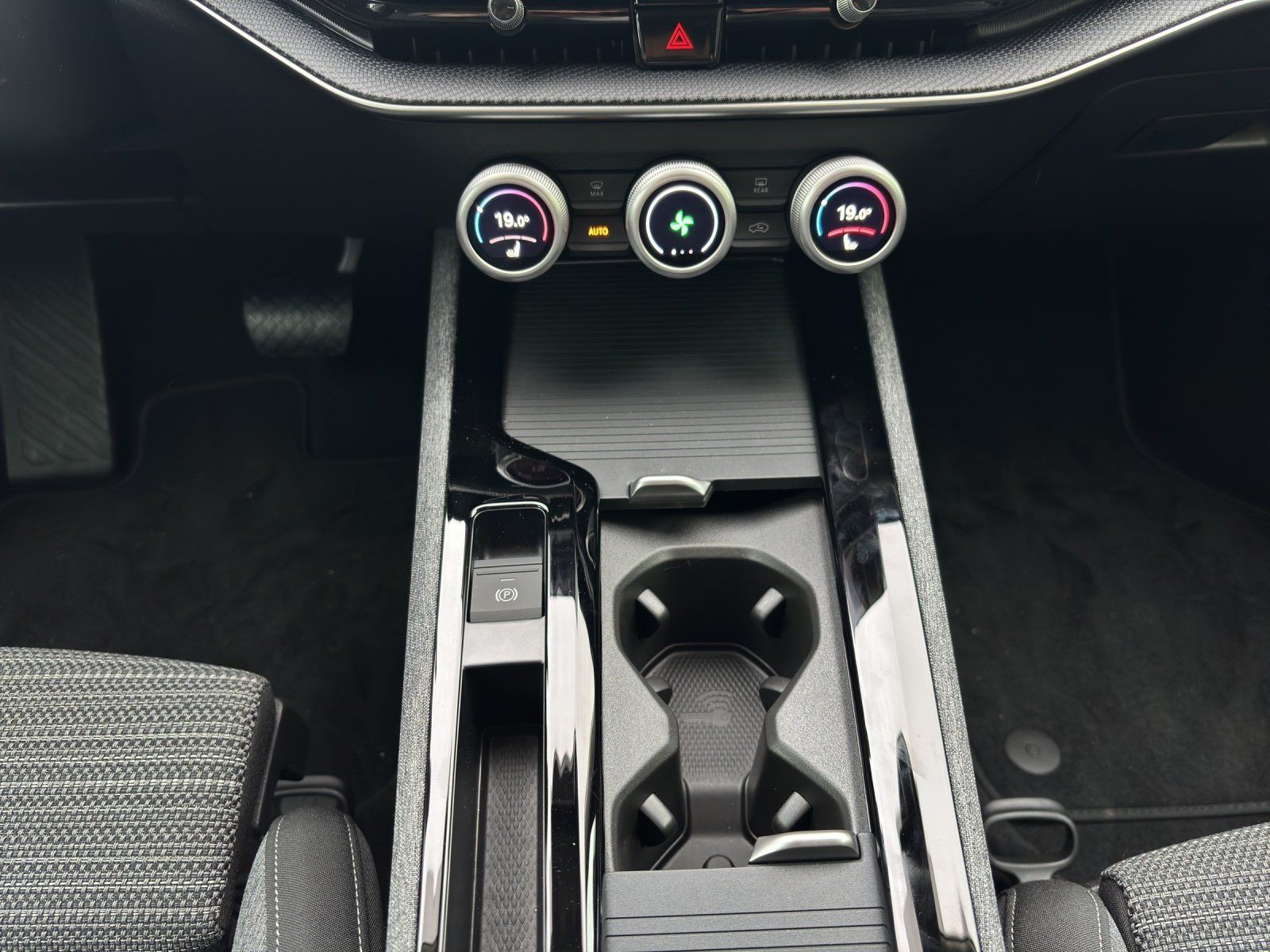 Fahrzeugabbildung SKODA Superb Combi Selection 2,0 TDI 110 kW DSG