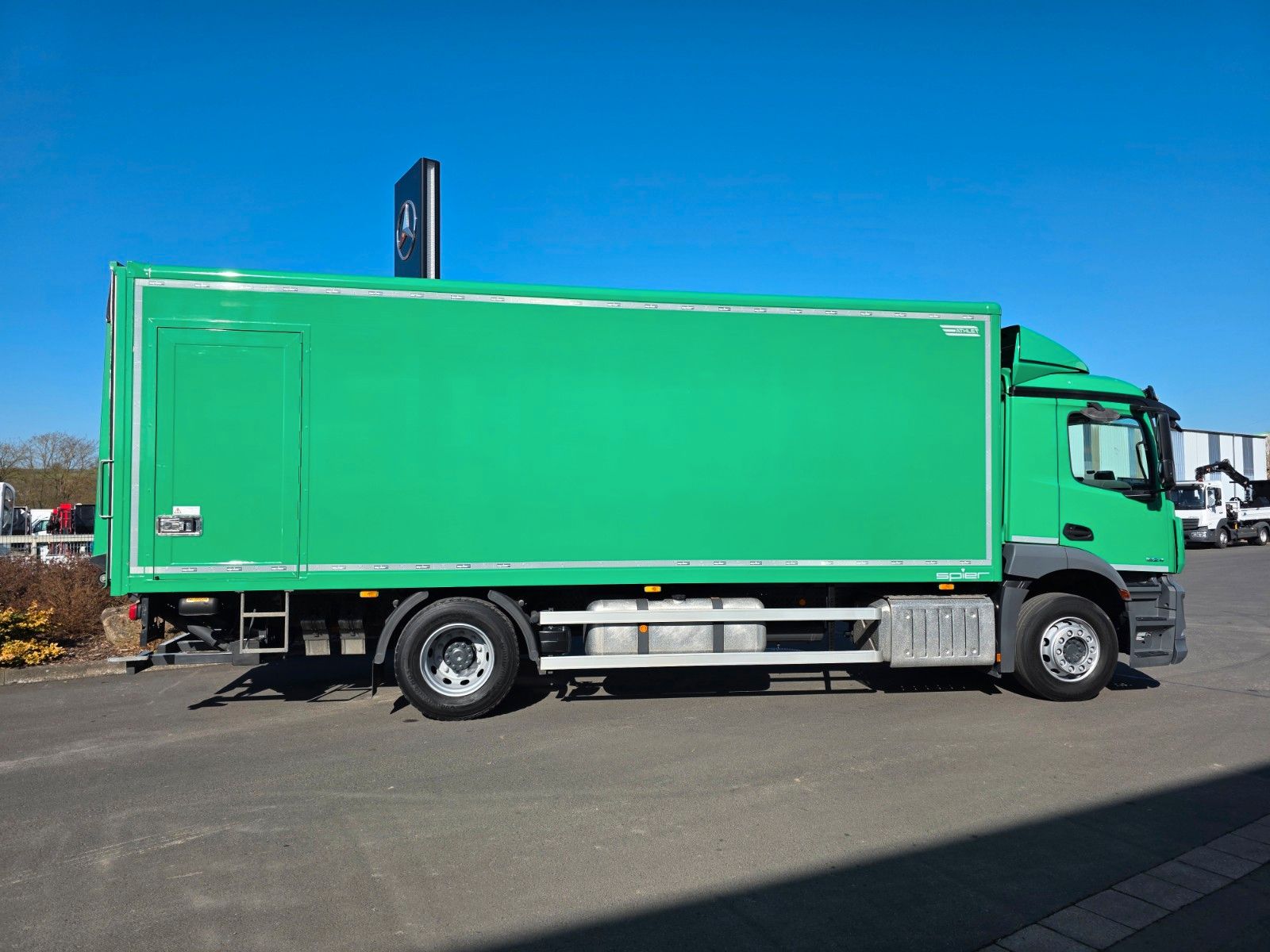 Fahrzeugabbildung Mercedes-Benz Actros 1824 L 4x2 LBW 2.000kg Tür Kamera Navi