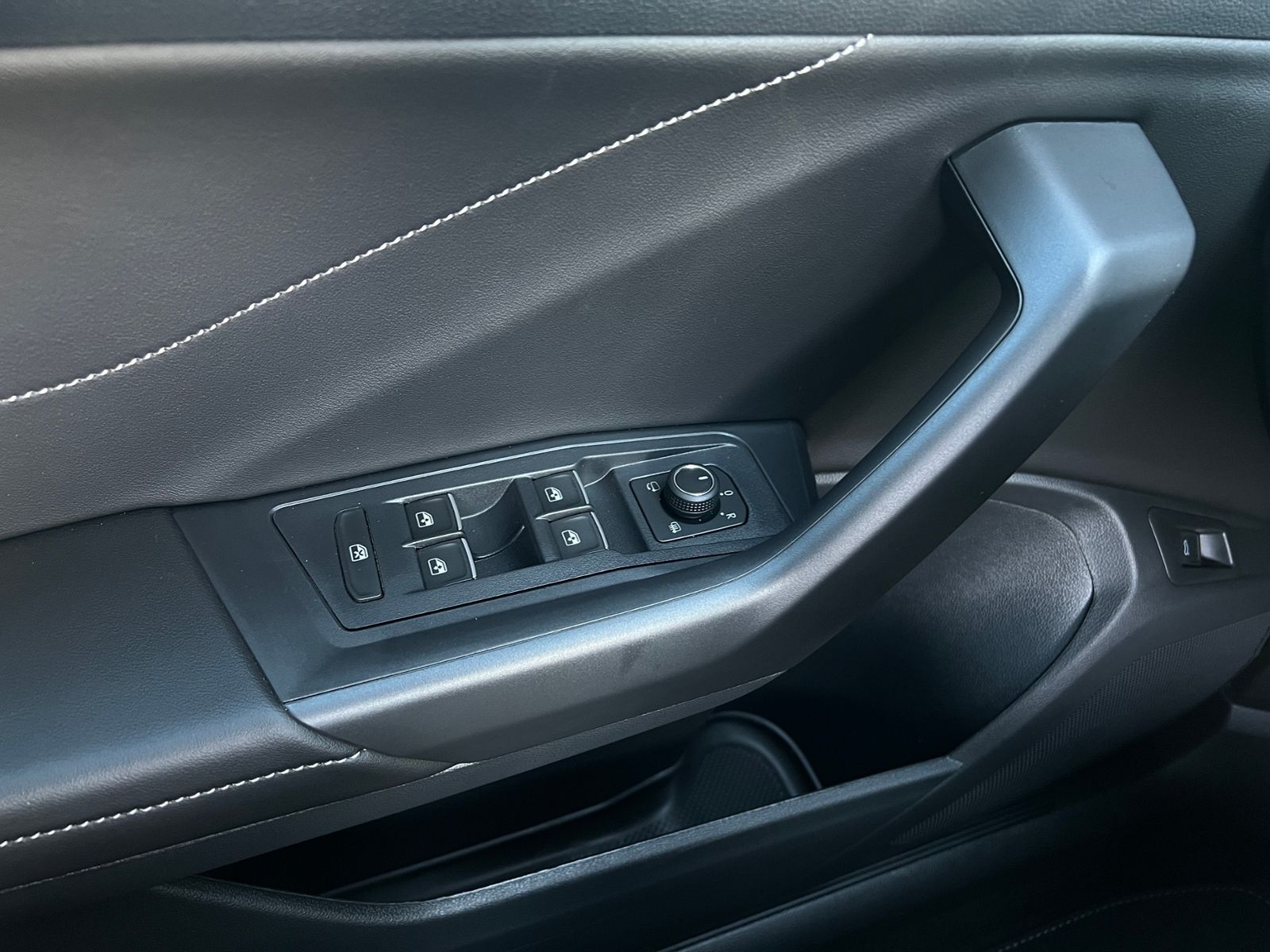 Fahrzeugabbildung Volkswagen T-Roc R-Line 1.5 TSI DSG *AHK, Pano, Black Style