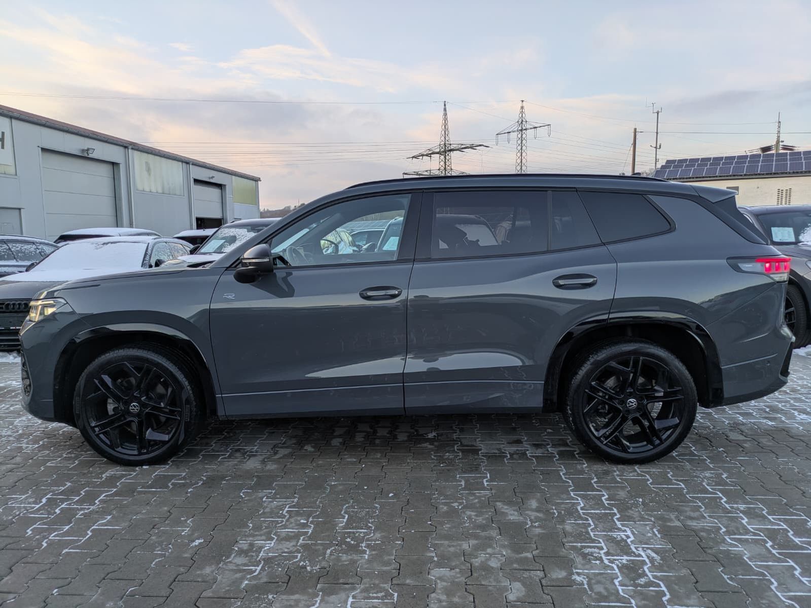 Fahrzeugabbildung Volkswagen Tayron 2.0 TDI 4M R-Line BLACK*7S*IQ-L.*PANO*HUD