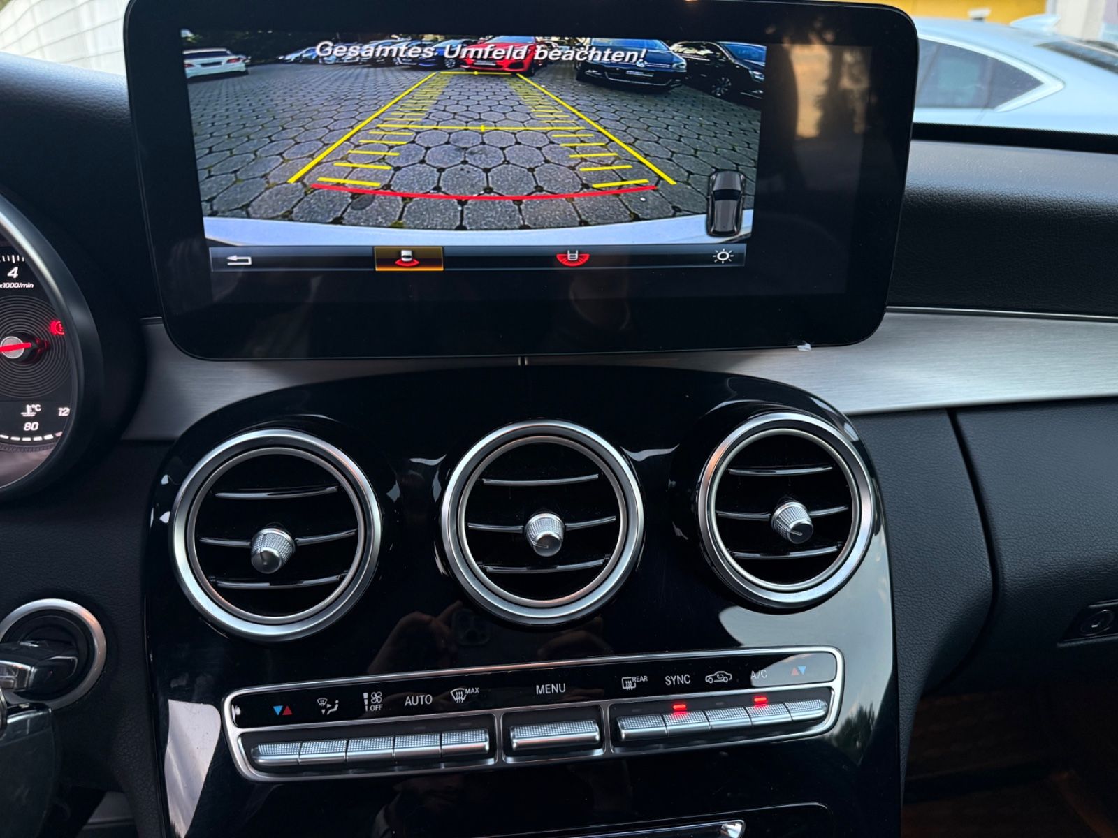Fahrzeugabbildung Mercedes-Benz C 200 AMG Line Autom.Leder/R-Kamera/LED/Garantie