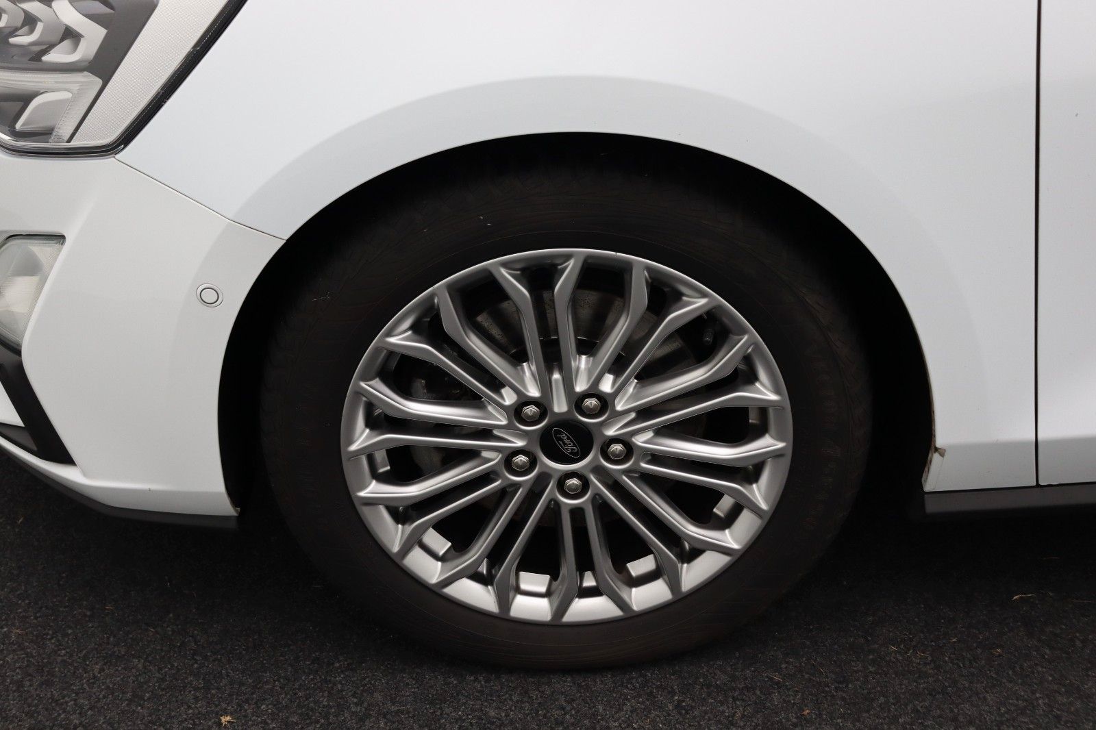 Fahrzeugabbildung Ford Focus Turnier 1.0 Titanium