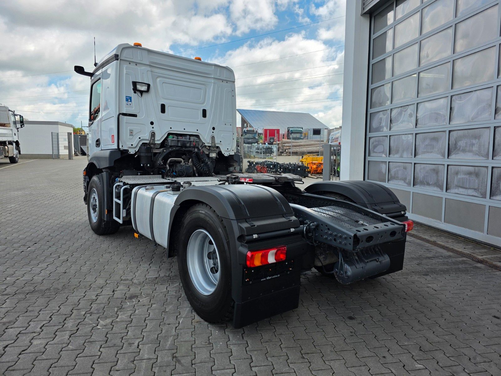 Fahrzeugabbildung Mercedes-Benz Actros 1843 LS 4x4 HAD Kipphydraulik 4 STÜCK
