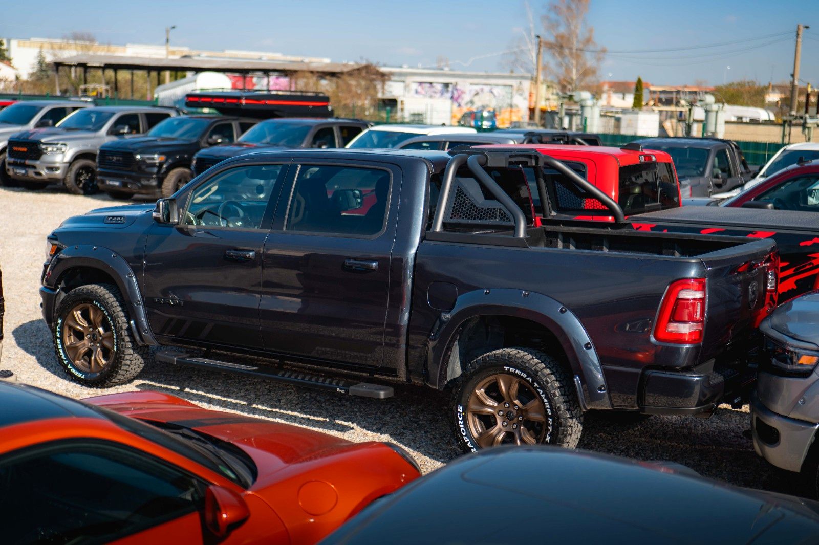 Fahrzeugabbildung Dodge RAM 5.7 V8 HEMI 4x4 Offroad LARAMIE Night 19%