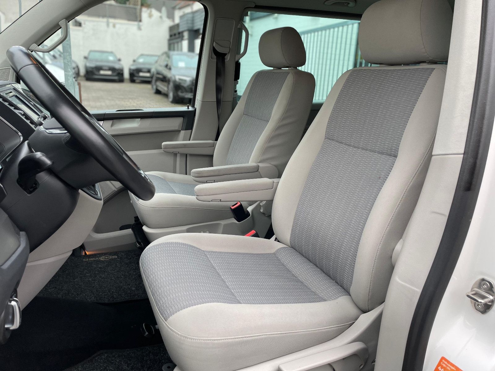 Fahrzeugabbildung Volkswagen T6 Caravelle Comfortline lang 9Sitze Automatik