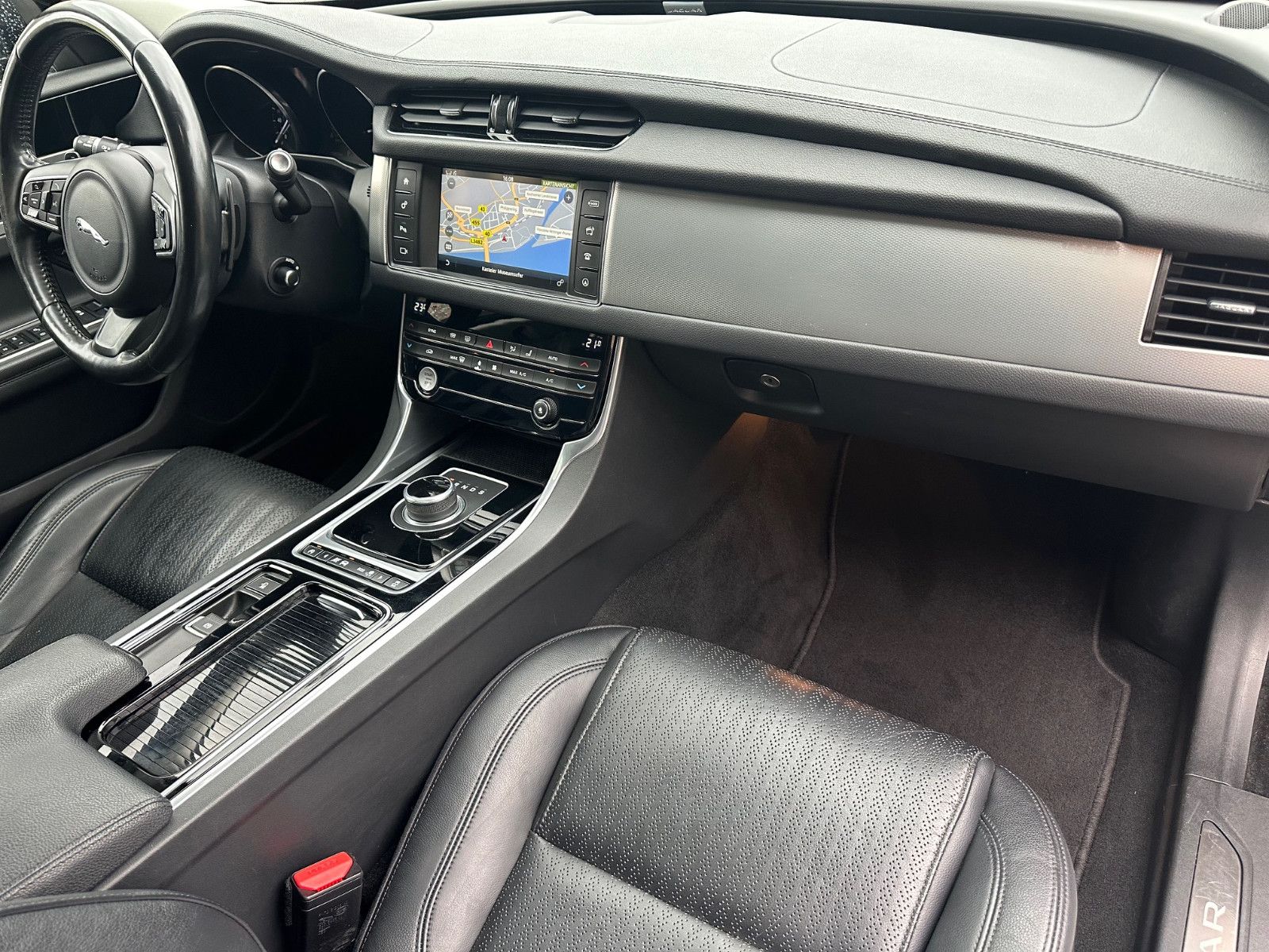 Fahrzeugabbildung Jaguar XF PRESTIGE*MOD.2017+PANO+LEDER*