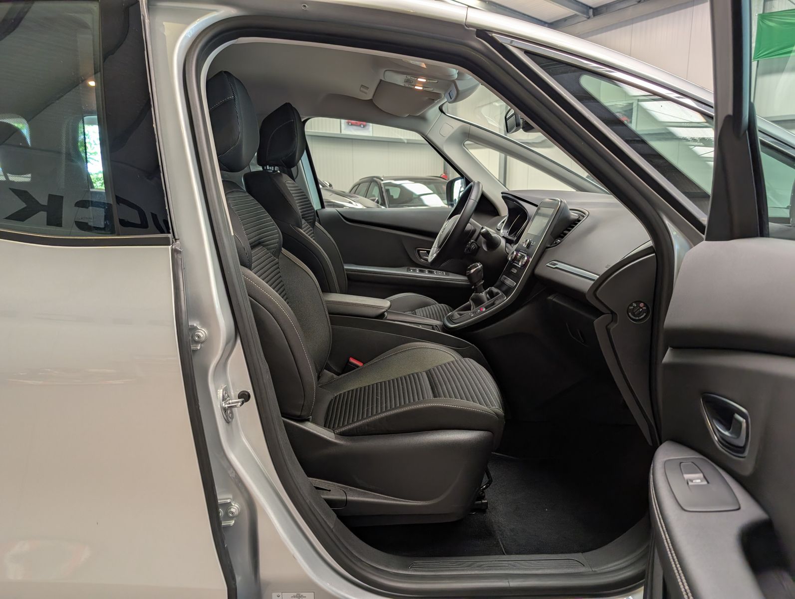 Fahrzeugabbildung Renault Grand Scenic 1.7 BLUE dCiFamily-Paket PDC v/h