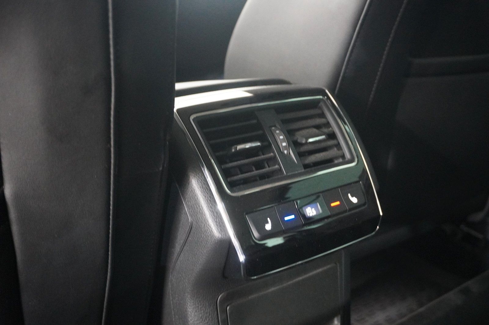 Fahrzeugabbildung SKODA Superb Combi 2.0D PREMIUM 4X4 NAVI/LED/360°/AHK
