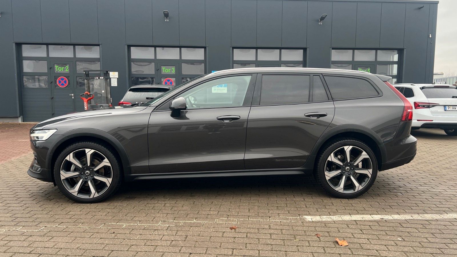 Fahrzeugabbildung Volvo V60 B4 CC Ultimate AWD*B&W*360°*SH*Massage*