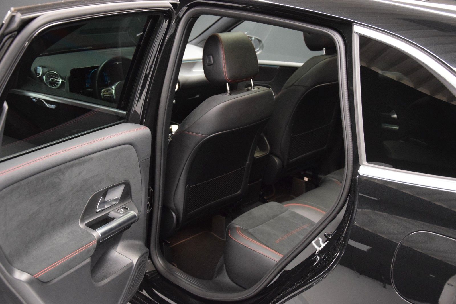 Fahrzeugabbildung Mercedes-Benz B 220 4Matic AMG-Line Pano LED Kamera Tempomat
