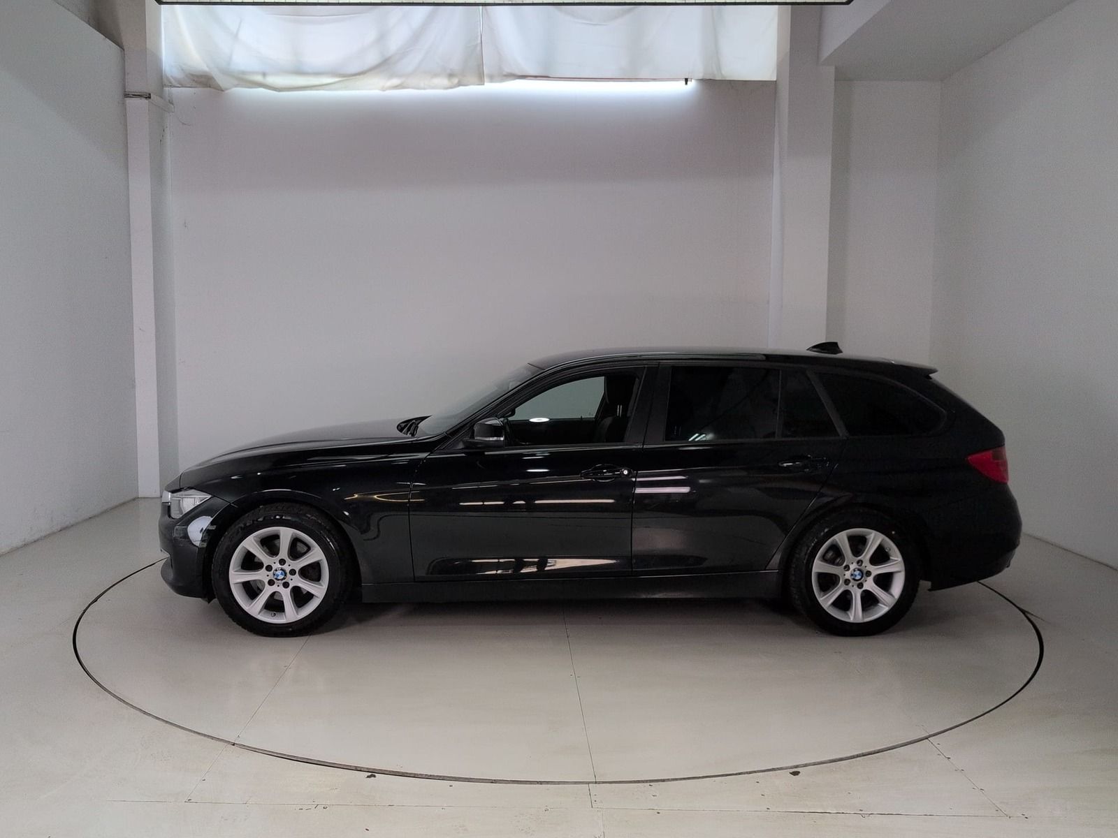 Fahrzeugabbildung BMW 320 d Touring xDrive * Leder * Bi- Xenon