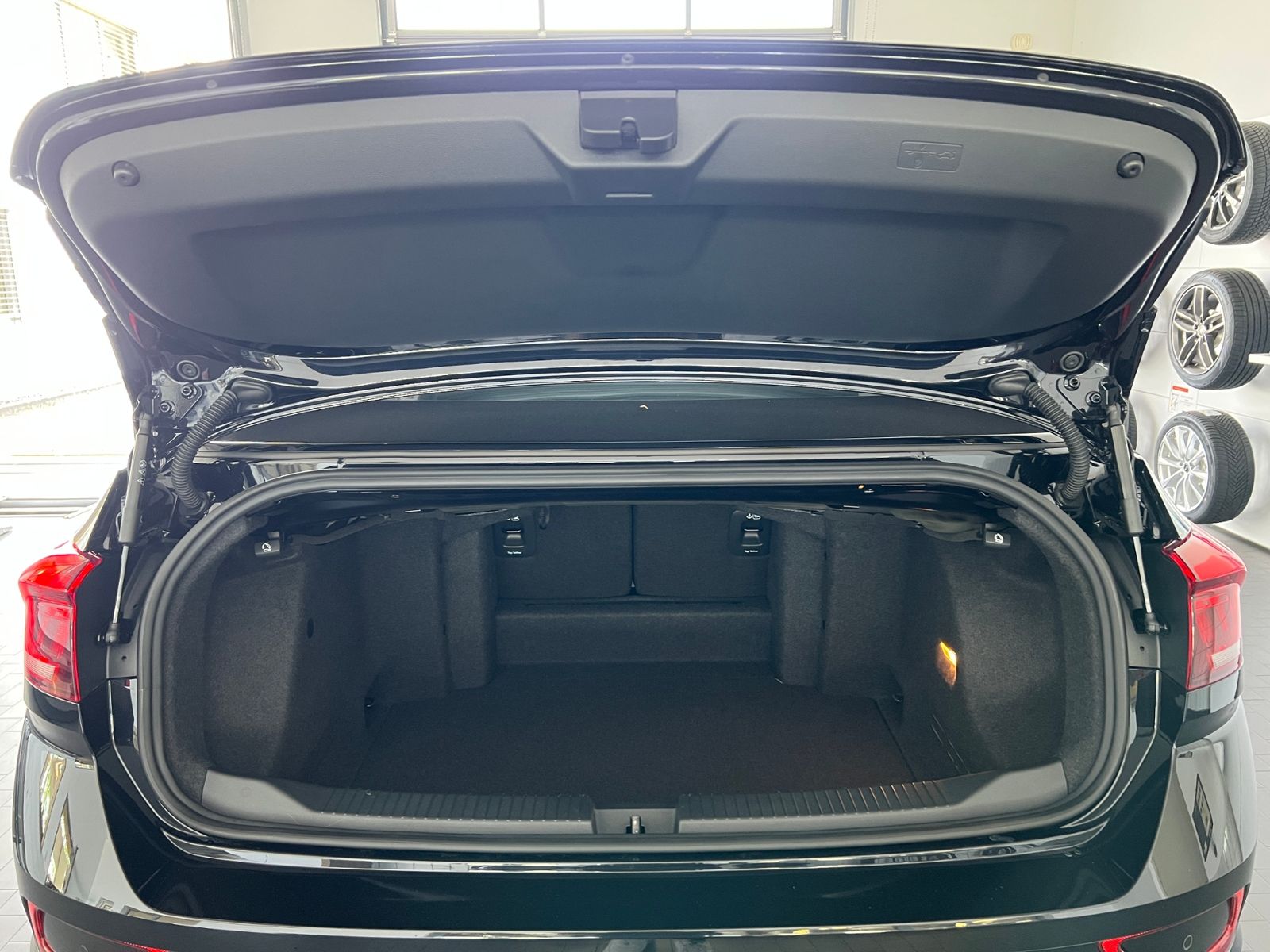 Fahrzeugabbildung Volkswagen T-Roc Cabriolet 1.5 TSI DSG *AHK, LED, Black Sty